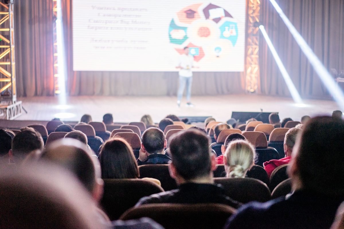 Conférence lors d'un événement institutionnel